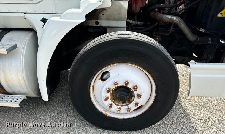 image for item DV5920 2008 International  9200i semi truck