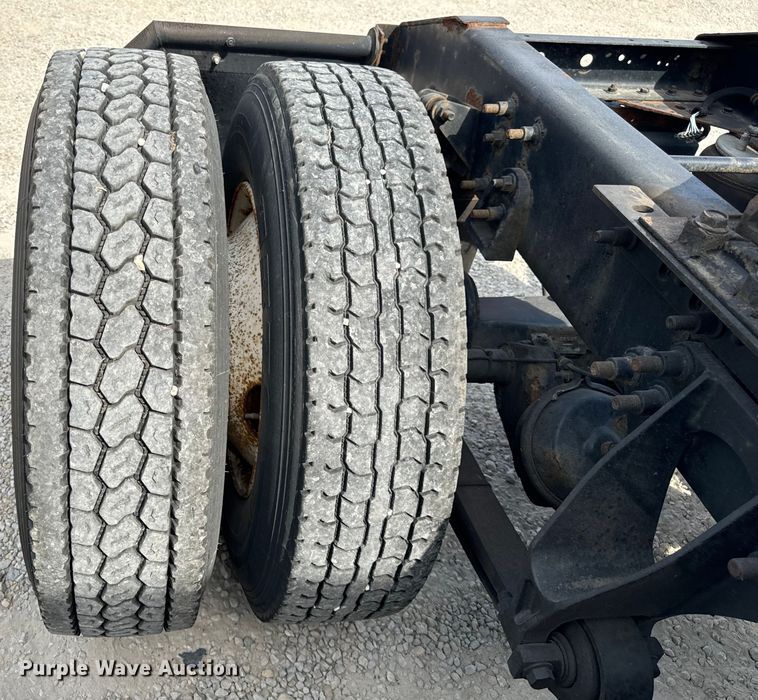 image for item DV5920 2008 International  9200i semi truck