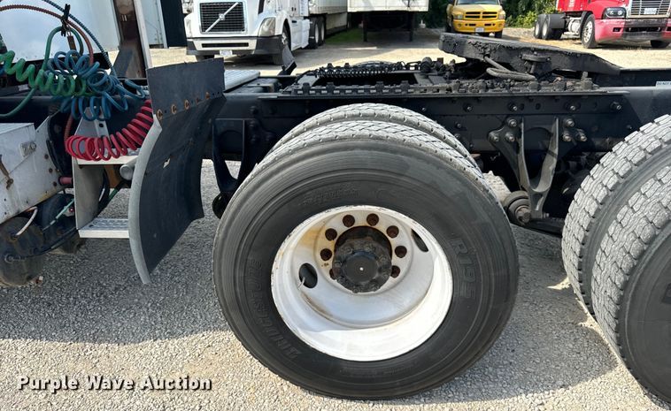 image for item DV5920 2008 International  9200i semi truck