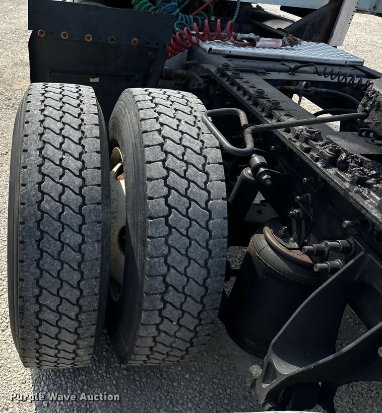 image for item DV5920 2008 International  9200i semi truck