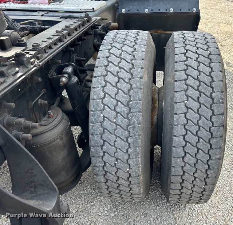 image for item DV5920 2008 International  9200i semi truck