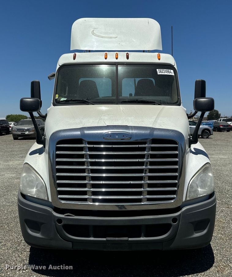 image for item DX1482 2014 Freightliner Cascadia semi truck