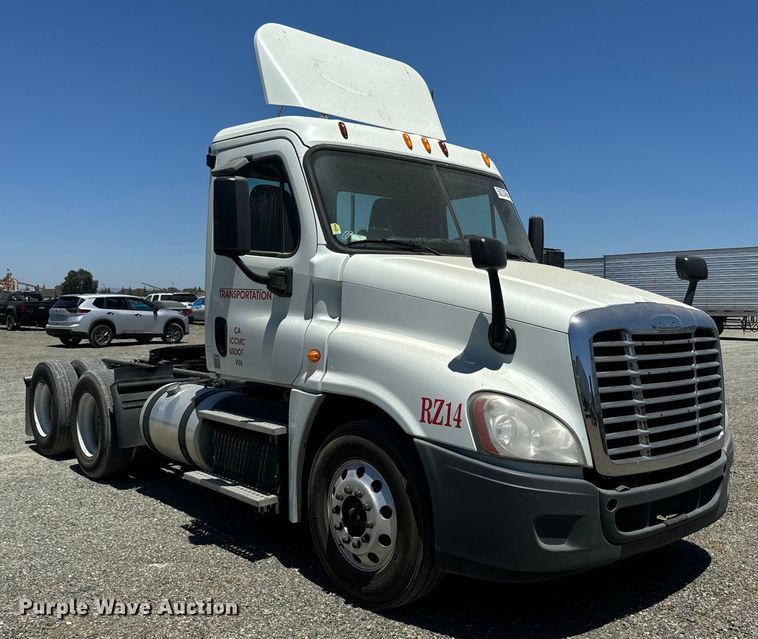 image for item DX1482 2014 Freightliner Cascadia semi truck