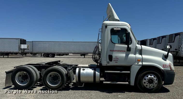 image for item DX1482 2014 Freightliner Cascadia semi truck