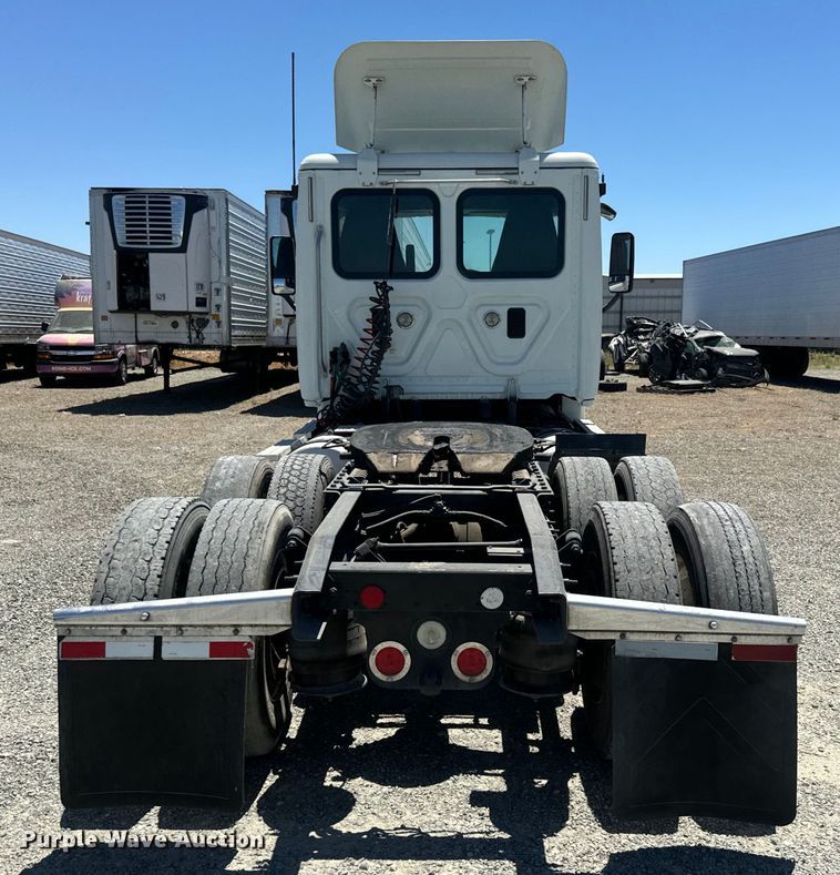 image for item DX1482 2014 Freightliner Cascadia semi truck