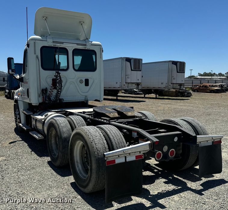 image for item DX1482 2014 Freightliner Cascadia semi truck