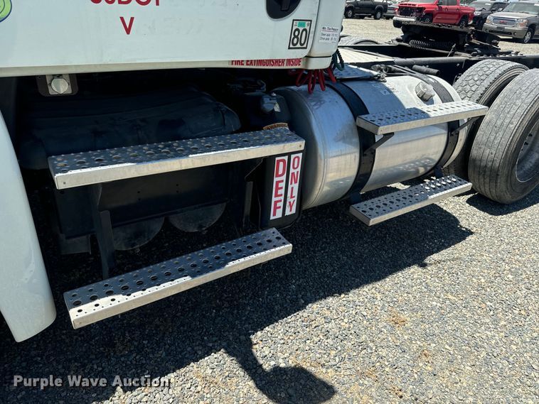 image for item DX1482 2014 Freightliner Cascadia semi truck