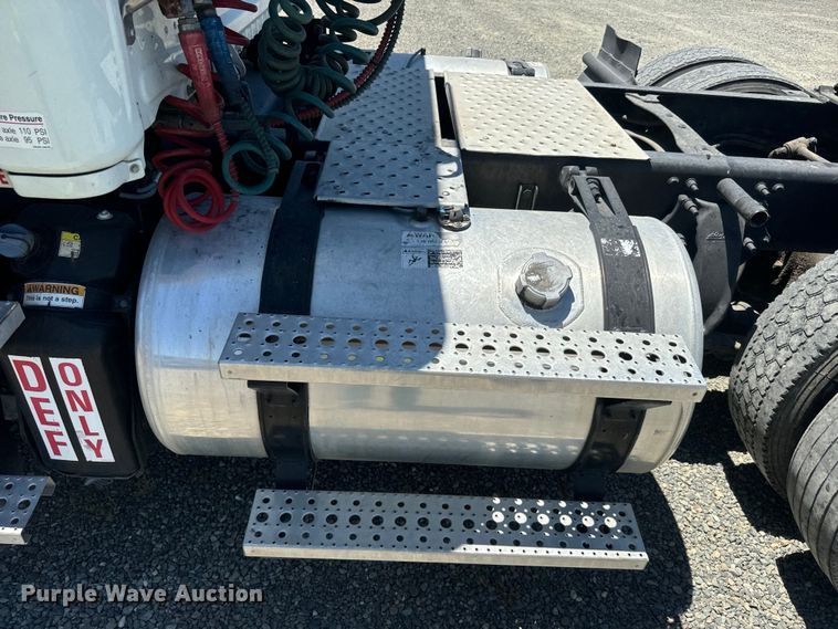 image for item DX1482 2014 Freightliner Cascadia semi truck