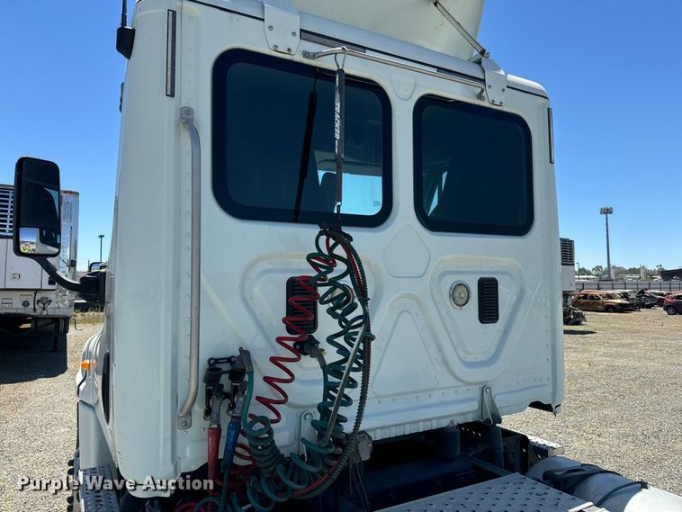 image for item DX1482 2014 Freightliner Cascadia semi truck