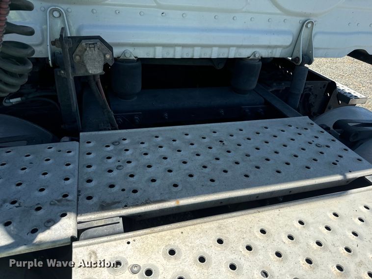 image for item DX1482 2014 Freightliner Cascadia semi truck