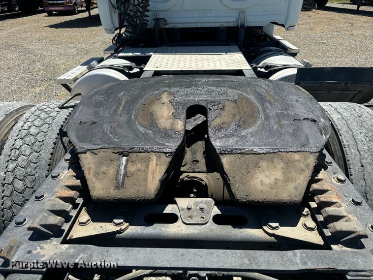 image for item DX1482 2014 Freightliner Cascadia semi truck