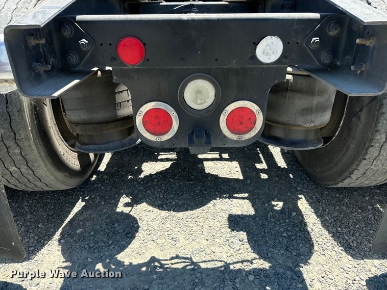 image for item DX1482 2014 Freightliner Cascadia semi truck