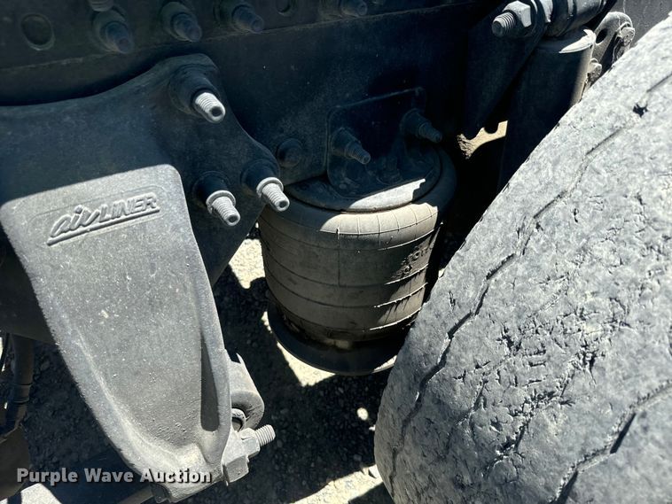 image for item DX1482 2014 Freightliner Cascadia semi truck