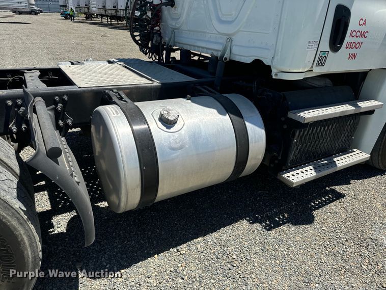 image for item DX1482 2014 Freightliner Cascadia semi truck