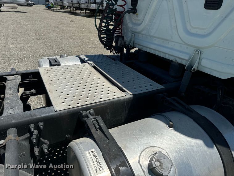 image for item DX1482 2014 Freightliner Cascadia semi truck