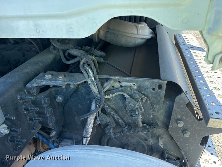 image for item DX1482 2014 Freightliner Cascadia semi truck