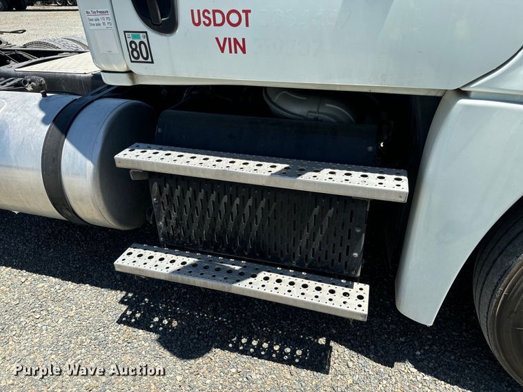 image for item DX1482 2014 Freightliner Cascadia semi truck