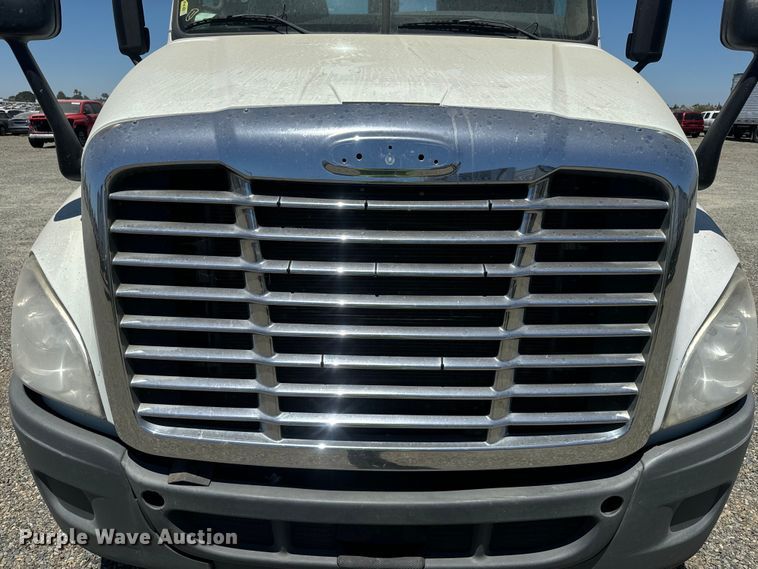 image for item DX1482 2014 Freightliner Cascadia semi truck