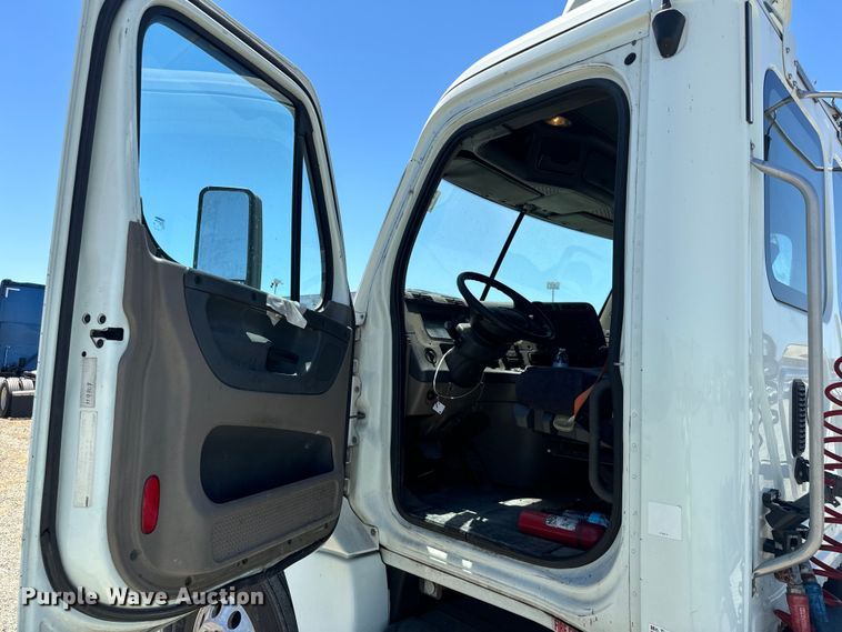 image for item DX1482 2014 Freightliner Cascadia semi truck