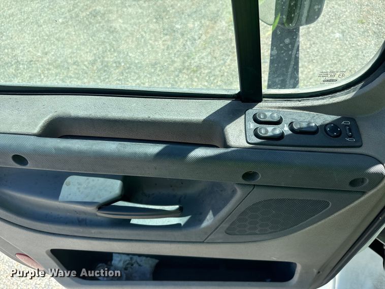 image for item DX1482 2014 Freightliner Cascadia semi truck