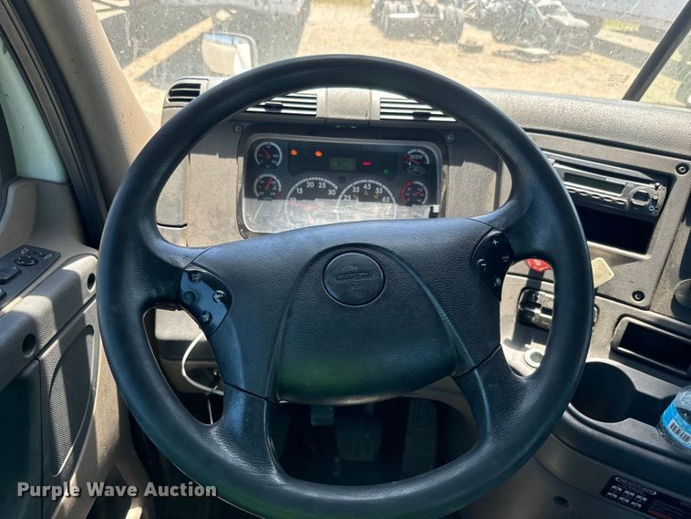 image for item DX1482 2014 Freightliner Cascadia semi truck