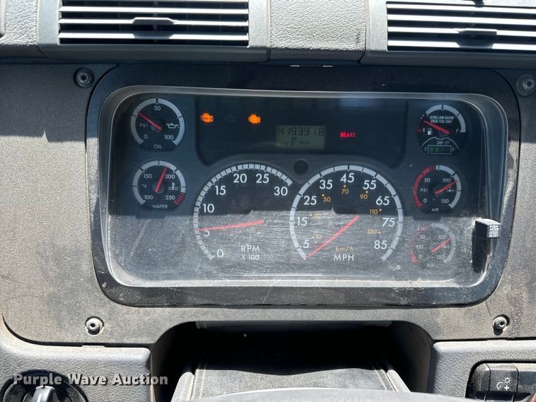 image for item DX1482 2014 Freightliner Cascadia semi truck