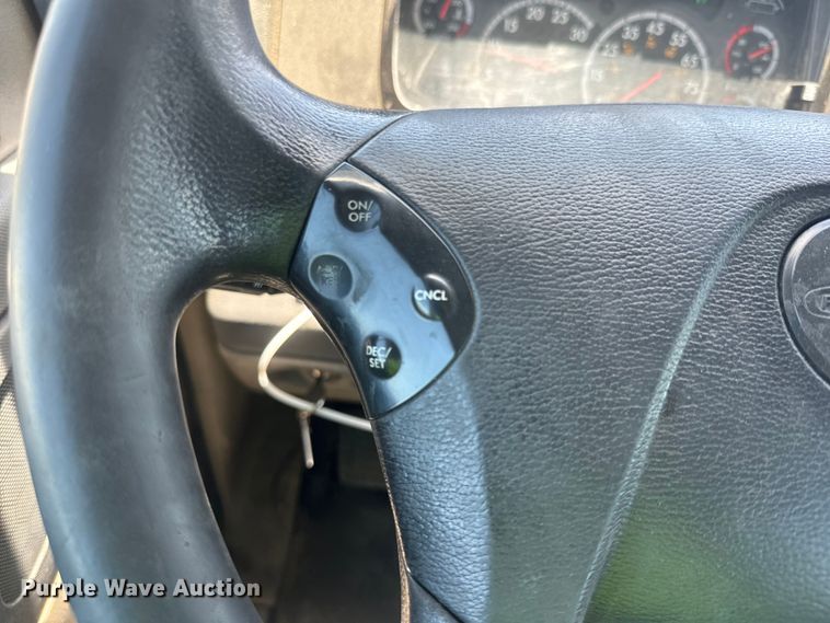 image for item DX1482 2014 Freightliner Cascadia semi truck