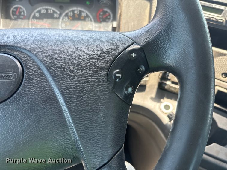 image for item DX1482 2014 Freightliner Cascadia semi truck