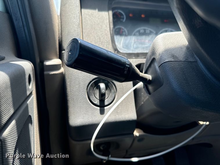 image for item DX1482 2014 Freightliner Cascadia semi truck