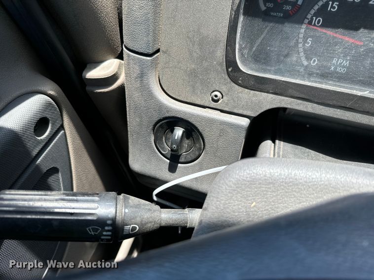 image for item DX1482 2014 Freightliner Cascadia semi truck