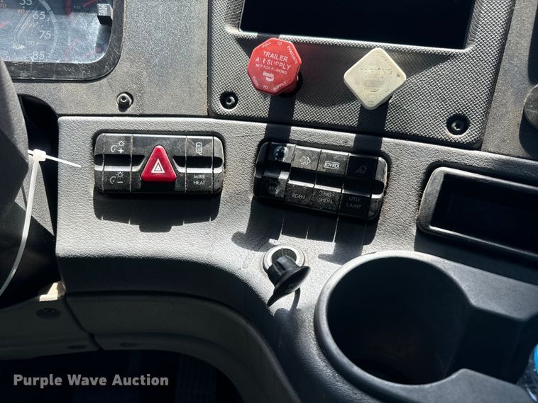 image for item DX1482 2014 Freightliner Cascadia semi truck