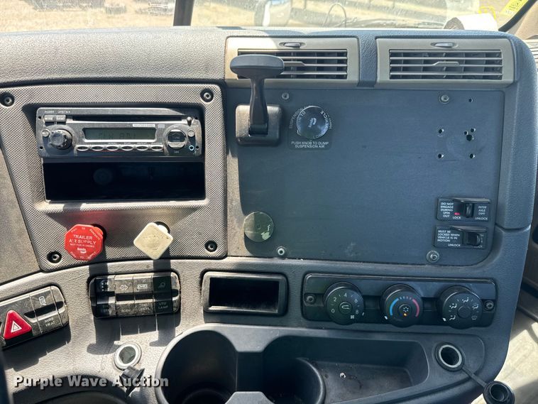 image for item DX1482 2014 Freightliner Cascadia semi truck