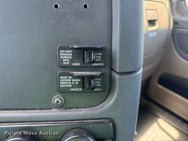 image for item DX1482 2014 Freightliner Cascadia semi truck