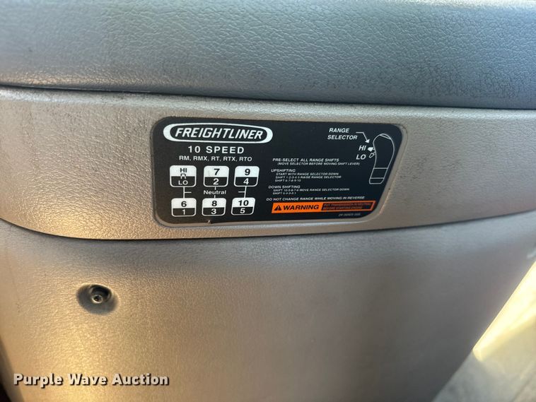 image for item DX1482 2014 Freightliner Cascadia semi truck