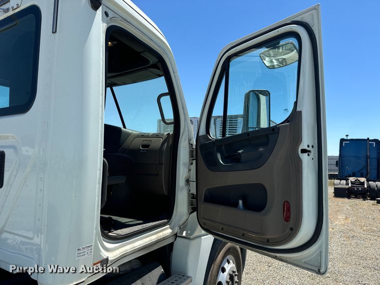 image for item DX1482 2014 Freightliner Cascadia semi truck