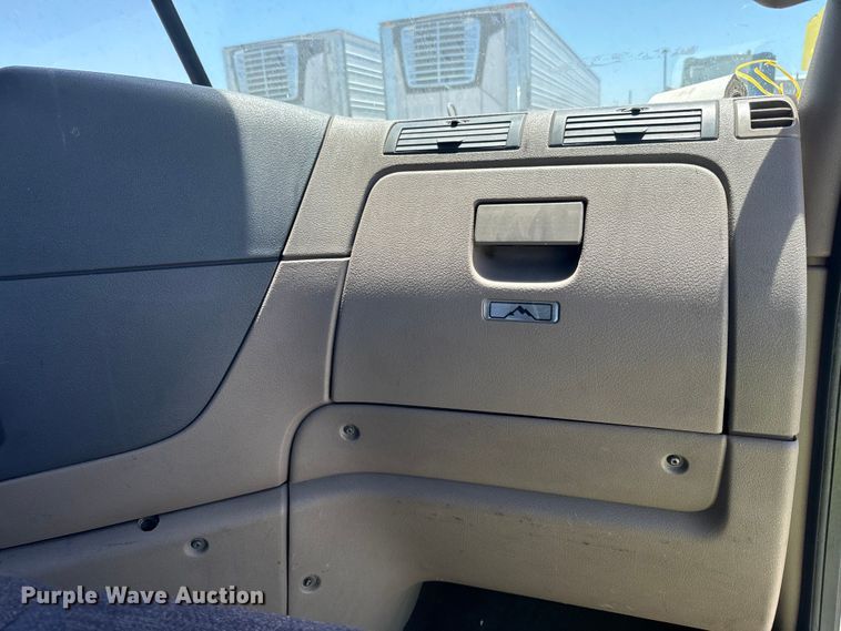 image for item DX1482 2014 Freightliner Cascadia semi truck