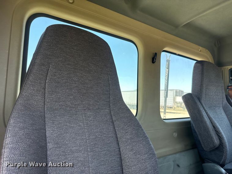 image for item DX1482 2014 Freightliner Cascadia semi truck