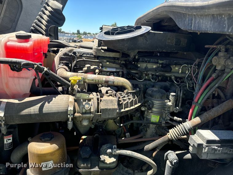 image for item DX1482 2014 Freightliner Cascadia semi truck