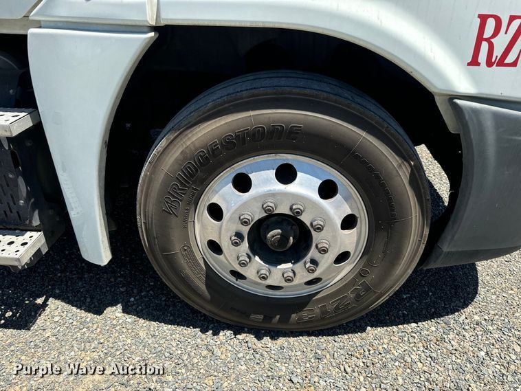 image for item DX1482 2014 Freightliner Cascadia semi truck