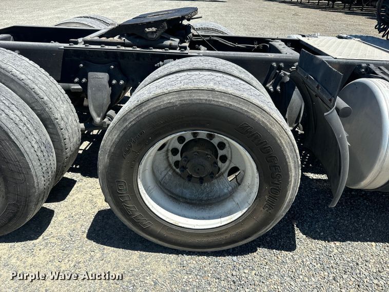 image for item DX1482 2014 Freightliner Cascadia semi truck