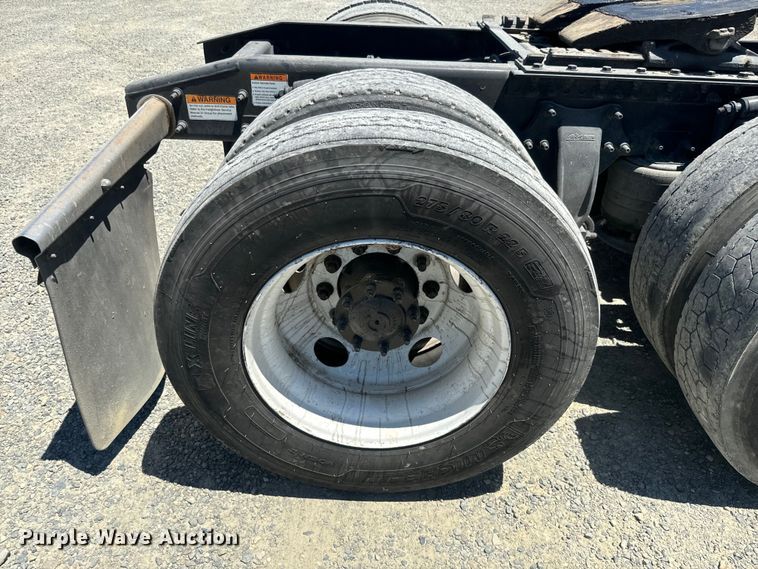 image for item DX1482 2014 Freightliner Cascadia semi truck