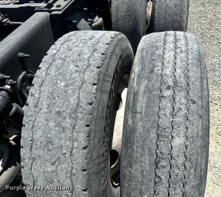 image for item DX1482 2014 Freightliner Cascadia semi truck