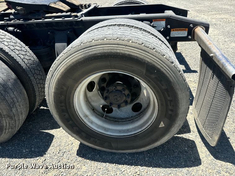 image for item DX1482 2014 Freightliner Cascadia semi truck