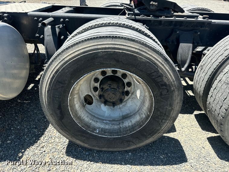 image for item DX1482 2014 Freightliner Cascadia semi truck