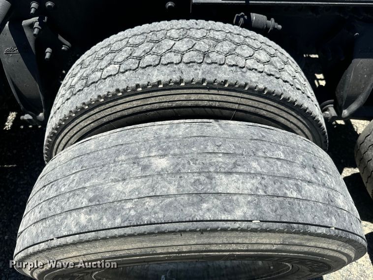 image for item DX1482 2014 Freightliner Cascadia semi truck