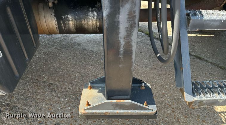 image for item EE7562 2004 GMC 7500 grapple crane truck