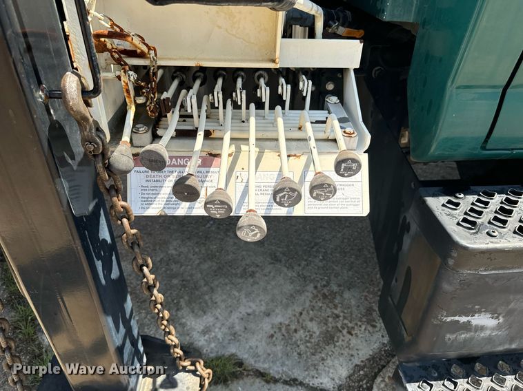 image for item EE7562 2004 GMC 7500 grapple crane truck