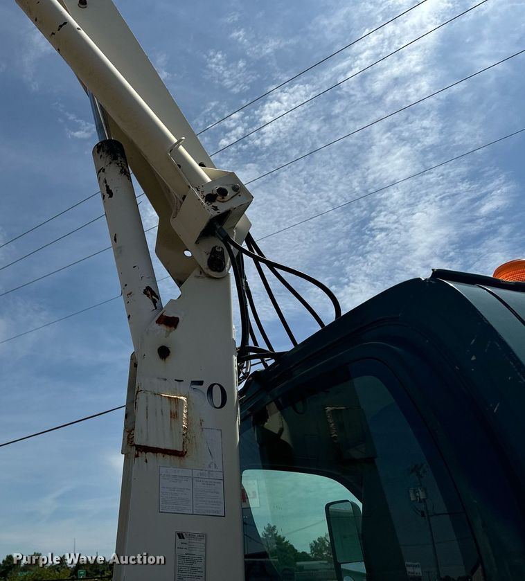 image for item EE7562 2004 GMC 7500 grapple crane truck