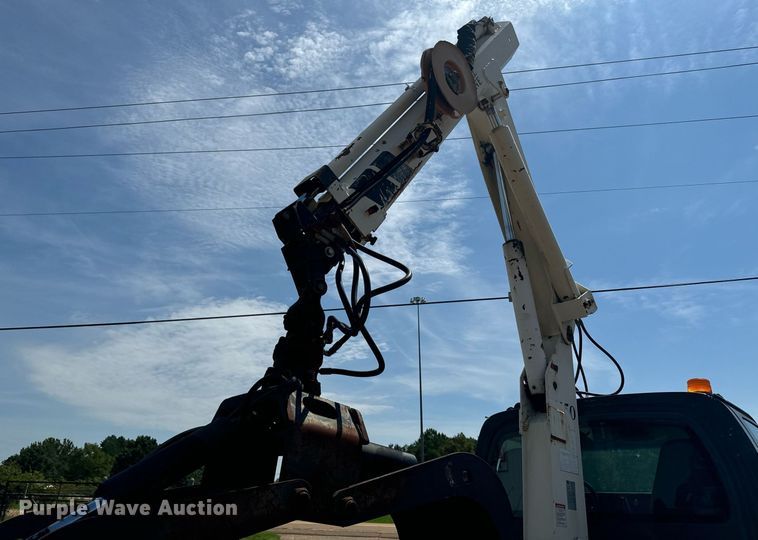 image for item EE7562 2004 GMC 7500 grapple crane truck