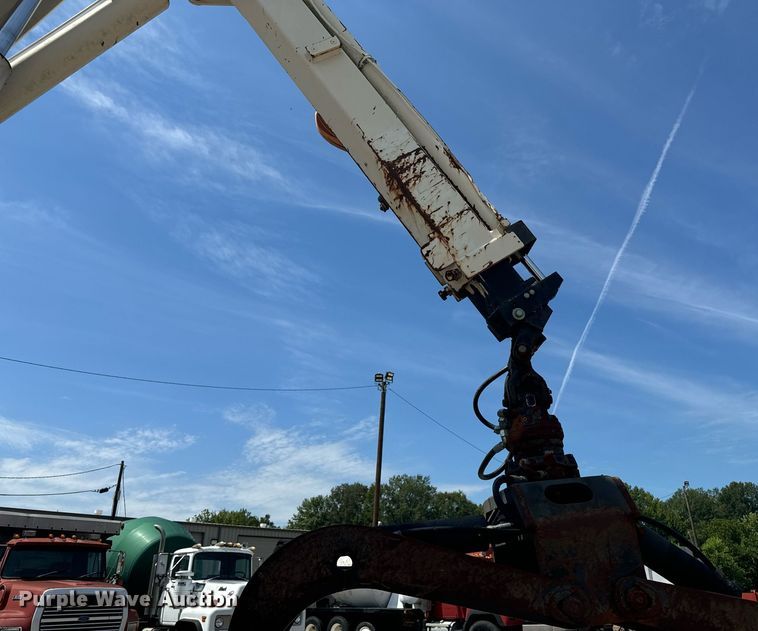 image for item EE7562 2004 GMC 7500 grapple crane truck